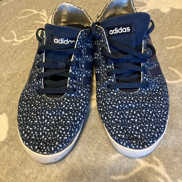 Adidas sneakers Womens size 7 very light weight and comfy - Picture 2 of 3